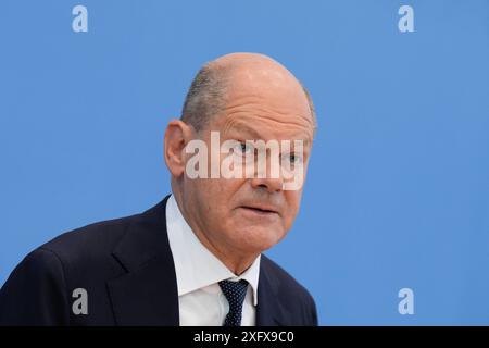 Pressekonferenz Bundeshaushalt 2025, Bundeskanzler Olaf Scholz, Pressekonferenz in der Bundespressekonferenz mit Bundeskanzler Olaf Scholz, Bundesminister für Wirtschaft und Klimaschutz Robert Habeck, Bundesminister der Finanzen Christian Lindner zum Bundeshaushalt 2025 Berlin Deutschland *** Pressekonferenz Bundeshaushalt 2025, Bundeskanzler Olaf Scholz, Pressekonferenz auf der Bundespressekonferenz mit Bundeskanzler Olaf Scholz, Bundesminister für Wirtschaft und Klimaschutz Robert Habeck, Bundesfinanzminister Christian Lindner zum Bundeshaushalt 2025 BE Stockfoto