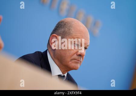 Pressekonferenz Bundeshaushalt 2025, Bundeskanzler Olaf Scholz, Pressekonferenz in der Bundespressekonferenz mit Bundeskanzler Olaf Scholz, Bundesminister für Wirtschaft und Klimaschutz Robert Habeck, Bundesminister der Finanzen Christian Lindner zum Bundeshaushalt 2025 Berlin Deutschland *** Pressekonferenz Bundeshaushalt 2025, Bundeskanzler Olaf Scholz, Pressekonferenz auf der Bundespressekonferenz mit Bundeskanzler Olaf Scholz, Bundesminister für Wirtschaft und Klimaschutz Robert Habeck, Bundesfinanzminister Christian Lindner zum Bundeshaushalt 2025 BE Stockfoto