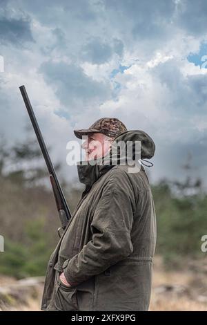 Mann mit Schrotflinte Stockfoto