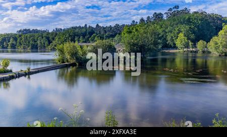 Azenhas de Adaufe, alte Wassermühlen am Fluss, Braga, nördlich von Portugal. Stockfoto