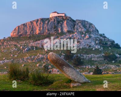 Menhir Ilso de Lodos und Ermita NTRA. SRA. De las Nieves, Guriezo, MOC Montana Oriental Costera, NATURA 2000, Cantabria, Spanien. Juli 2017. Nicht katalogisiert Stockfoto