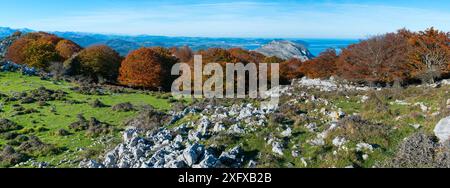 Blick auf den Mount Candina von Torre Cerredo/Mount Cerredo, Montana Oriental Costera, Castro Urdiales, Kantabrien, Spanien. November 2017. Stockfoto