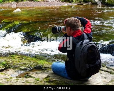 Oliver Hellowell macht Fotos von Dartmoor Stream, Devon, England, Großbritannien, August. Stockfoto