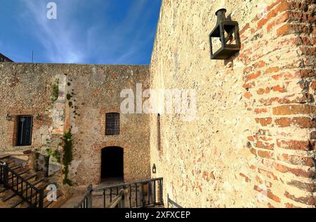 468-Innenhof zwischen den Plattformen El Aljibe, de Adentro und Napoles des Castillo de San Pedro de la Roca del Morro Castle. Santiago-Kuba. Stockfoto