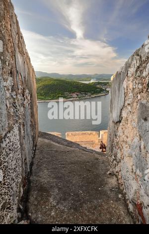 473-Halbinsel Socapa über die Bucht, die von der Napoles Plattform Crenellation im Castillo de San Pedro de la Roca del Morro eingerahmt wird. Santiago-Kuba. Stockfoto