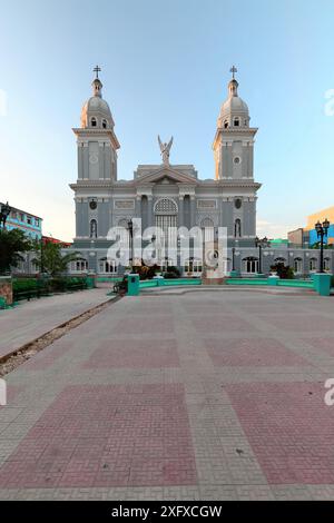 480 nach Norden gerichtete neoklassizistische Fassade am Cespedes Park, Türme und zentrale Erzengelstatue, Kathedrale Nuestra Senora Asuncion. Santiago-Kuba. Stockfoto