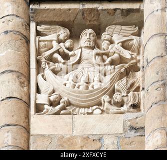 Ein Fries über das Jüngste Gericht und Christus mit Engeln, die Menschen in den Himmel bringen, an einer Mauer der mittelalterlichen gotischen Kathedrale in Lincoln. Stockfoto