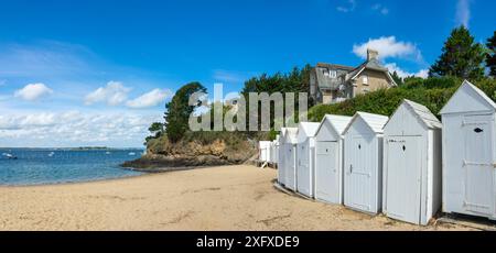 Vintage weiße Strandhütten am Strand Grande Salinette in Saint-Briac-sur-Mer, llle-et-Vilaine, Bretagne, Frankreich Stockfoto