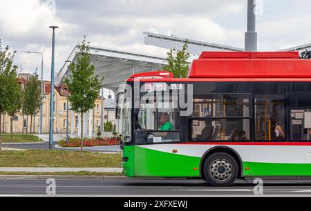 4. Juli 2024 Lublin Polen. Bushaltestelle an einem sonnigen Sommertag. Stockfoto