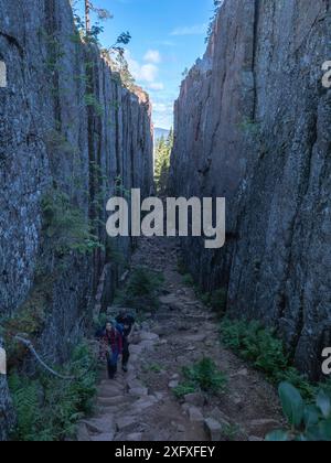 Wanderer, die durch die Slattdalsskrevan-Schlucht, den Skuleskogen-Nationalpark, das Weltkulturerbe der Hochküste, Vasternorrland, Schweden, wandern. August 2018. Stockfoto