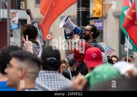 Demonstranten aus dem All Out for Gaza demonstrieren und demonstrieren auf den Straßen von Toronto, Ontario, Kanada. Stockfoto