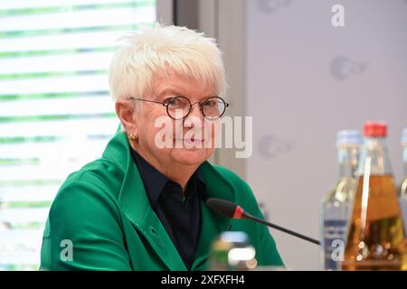 Die Praesidentin des Deutschen Roten Kreuzes und fruehere CSU-Politikerin Gerda Hasselfeldt Foto vom 05.07.2024, ist neue Vorsitzende des ZDF-Fernsehrats. Bei der konstituierenden Sitzung des neu zusammengesetzten Aufsichtsgremiums in Mainz erhielt die ehemalige Bundesministerin am Freitag 49 von 53 Stimmen der Anwesenden bei je zwei Gegenstimmen und Enthaltungen. Hasselfeldt war die einzige Kandidatin für das Amt. Sie tritt die Nachfolge von Marlehn Thieme an, die als Vertreterin der Evangelischen Kirche in Deutschland EKD in den Fernsehrat entsandt worden war und nach acht Jahren als Vorsit Stockfoto