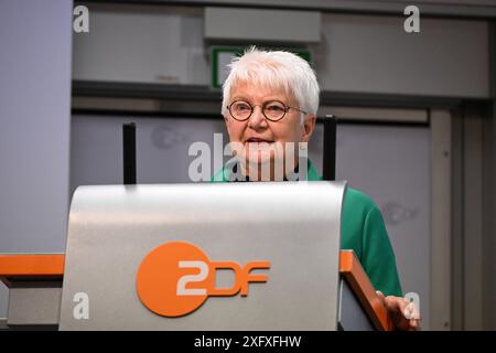 Die Praesidentin des Deutschen Roten Kreuzes und fruehere CSU-Politikerin Gerda Hasselfeldt, hier bei Ihrer Rede bei der konstituierenden Sitzung Foto vom 05.07.2024, ist neue Vorsitzende des ZDF-Fernsehrats. Bei der konstituierenden Sitzung des neu zusammengesetzten Aufsichtsgremiums in Mainz erhielt die ehemalige Bundesministerin am Freitag 49 von 53 Stimmen der Anwesenden bei je zwei Gegenstimmen und Enthaltungen. Hasselfeldt war die einzige Kandidatin für das Amt. Sie tritt die Nachfolge von Marlehn Thieme an, die als Vertreterin der Evangelischen Kirche in Deutschland EKD in den Fernsehr Stockfoto