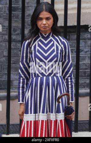 Downing Street, London, UK 5. Juli 2024. Akshara Murty Ehefrau sieht heruntergeworfen aus, als der scheidende Premierminister Rishi Sunak vor der Downing Street 10 eine Rede hält , bevor er nach dem Wahlverlust der Konservativen im Buckingham Palace König Karl III trifft . Quelle: Amer Ghazzal/Alamy Live News Stockfoto