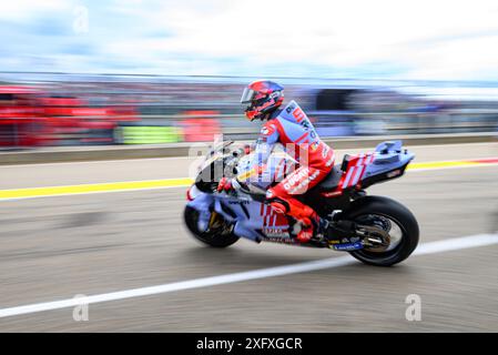 Hohenstein Ernstthal, Deutschland. Juli 2024. Motorsport/Motorrad: Grand Prix von Deutschland, Sachsenring, MotoGP, Training, Marc Marquez aus Spanien vom Gresini Racing MotoGP Team fährt aus der Boxengasse. Robert Michael/dpa/Alamy Live News Stockfoto