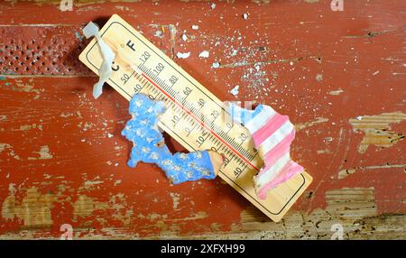 Hitzewelle in Nordamerika, verbrannte USA Flagge und Thermometer, die hohe Temperaturen anzeigen Stockfoto