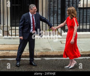 London, Großbritannien. 5. Juli 2024. Sir Keir Starmer, neuer Premierminister, und Ehefrau Victoria in der Downing Street nach den Wahlergebnissen. Die Labour Party gewann die Wahl mit einem Erdrutschsieg und als Führer der Labour Party wird Sir Keir Starmer neuer Premierminister. Quelle: Stephen Chung / Alamy Live News Stockfoto