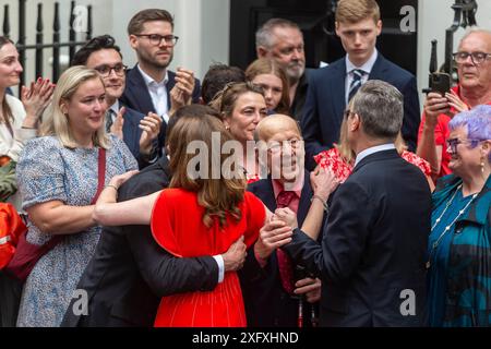 London, Großbritannien. 5. Juli 2024. Sir Keir Starmer, neuer Premierminister, und Ehefrau Victoria, werden nach den Wahlergebnissen von Familie und Freunden in der Downing Street begrüßt. Die Labour Party gewann die Wahl mit einem Erdrutschsieg und als Führer der Labour Party wird Sir Keir Starmer neuer Premierminister. Quelle: Stephen Chung / Alamy Live News Stockfoto