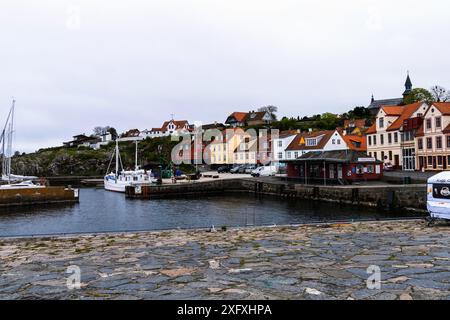 Antike Straße der Stadt Gudhjem, Bornholm Island, Dänemark - 2. Juni 2024 Stockfoto