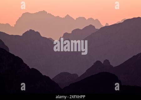 Blick vom Mangrt Pass auf die Julischen Alpen in der Abenddämmerung. Blick von Slowenien nach Italien, Slowenien. Oktober 2007 Stockfoto