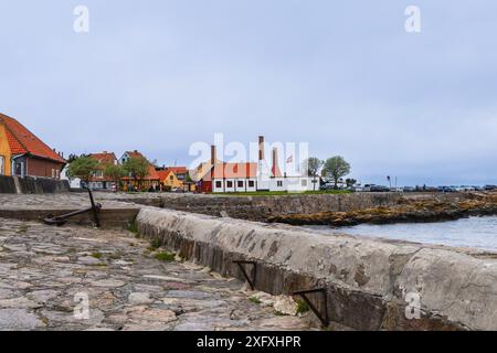 Antike Straße der Stadt Gudhjem, Bornholm Island, Dänemark - 2. Juni 2024 Stockfoto