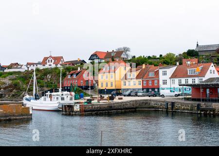 Antike Straße der Stadt Gudhjem, Bornholm Island, Dänemark - 2. Juni 2024 Stockfoto