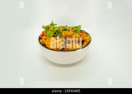 Eine Schüssel gefüllt mit hausgemachtem Hähnchengericht Nepali Chicken Indian Chicken Curry Masala Murg Kadhai Schüssel Stockfoto