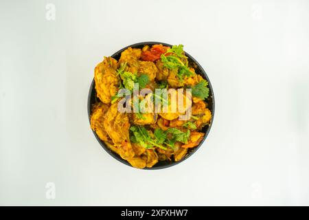 Eine Schüssel gefüllt mit hausgemachtem Hähnchengericht Nepali Chicken Indian Chicken Curry Masala Murg Kadhai Schüssel Stockfoto