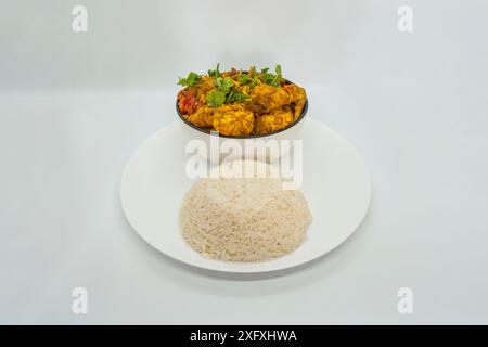 Gesundes und hausgemachtes Huhn und Reis für Fitness Gewichtsverlust Nepali Masu Bhaat Huhn Masala Curry Stockfoto