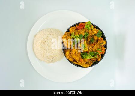 Gesundes und hausgemachtes Huhn und Reis für Fitness Gewichtsverlust Nepali Masu Bhaat Huhn Masala Curry Stockfoto