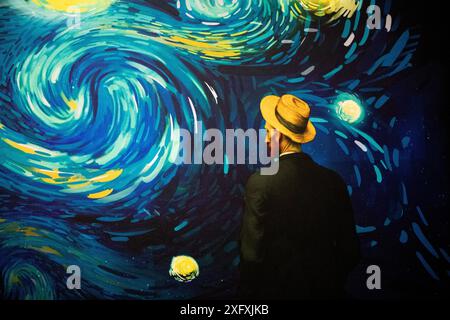 Kunstwerk ähnlich wie Van Goghs „Sternennacht“, aufgenommen auf Foto. Stockfoto