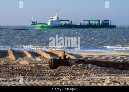 DEME nachlaufende Saugtrodger Uilenspiegel auf See, zur Sandauffüllung / Strandernährung, um breitere Strände zu machen, um Sturmschäden zu reduzieren, Belgien, 2018 Stockfoto