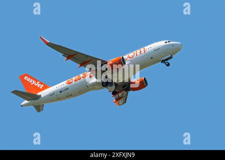 EasyJet Airbus A320-214 WL, zweimotoriges Passagierflugzeug im Flug gegen blauen Himmel, Flughafen Brüssel, Belgien, Mai 2018 Stockfoto