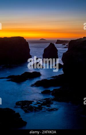 Seestapel und Klippen bei Sonnenuntergang bei Eshaness / ESHA Ness, Halbinsel in Northmavine auf der Insel Festland, Shetland Islands, Schottland, Großbritannien, Mai 2018 Stockfoto