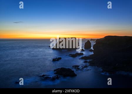 Seestapel und Klippen bei Sonnenuntergang bei Eshaness / ESHA Ness, Halbinsel in Northmavine auf der Insel Festland, Shetland Islands, Schottland, Großbritannien, Mai 2018 Stockfoto