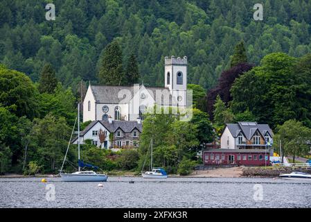 Kenmore Parish Church und Segelboote in Loch Tay, Perth und Kinross, Perthshire in den Highlands von Schottland, Großbritannien, 2018 Stockfoto