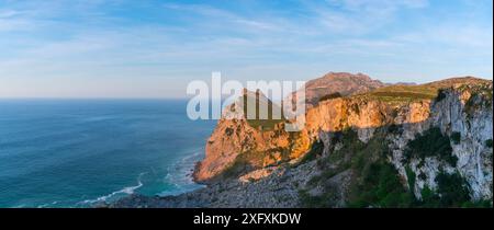 Mount Candina bei Sonnenuntergang, Kantabrisches Meer bei Sonnenuntergang, Liendo-Tal, Kantabrien Spanien, April 2018. Stockfoto