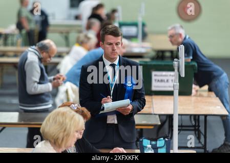 Überprüfung und Wahlauszählung für die Parlamentswahlen 2024 in Southend on Sea, Essex, UK. Konservativer Beobachter Stockfoto