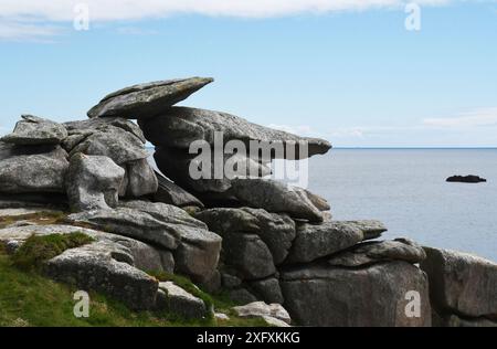 Pulpit Rock einer der vielen Wind-, Regen- und meereserodierten Granitfelsen auf Penninis Head, St Mary's, Isles of Scilly, UK Stockfoto