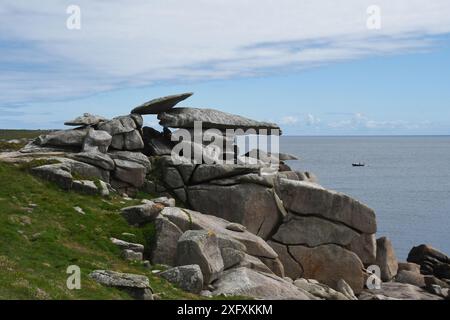 Pulpit Rock einer der vielen Wind-, Regen- und meereserodierten Granitfelsen auf Penninis Head, St Mary's, Isles of Scilly, UK Stockfoto