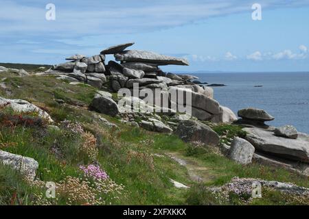 Pulpit Rock einer der vielen Wind-, Regen- und meereserodierten Granitfelsen auf Penninis Head, St Mary's, Isles of Scilly, UK Stockfoto