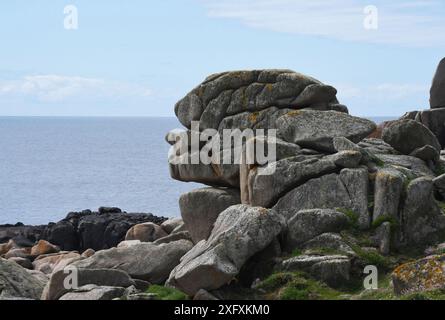 Wind, Regen und Meer erodierte Granitfelsen auf Penninis Head, St Mary's, Isles of Scilly, UK Stockfoto