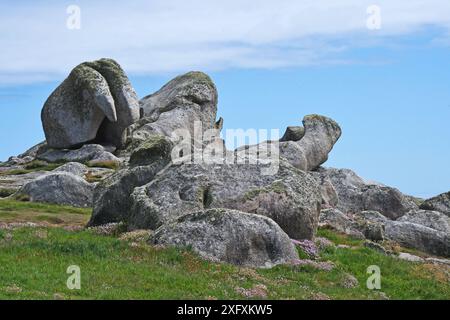 Wind, Regen und Meer erodierte Granitfelsen auf Penninis Head, St Mary's, Isles of Scilly, UK Stockfoto