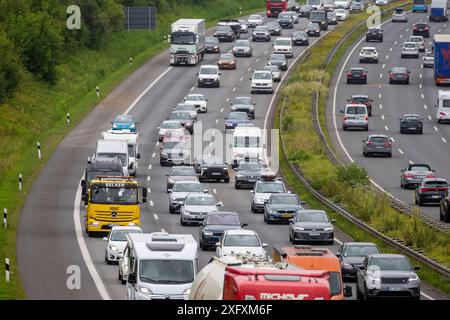 05. Juli 2024, Nordrhein-Westfalen, Königswinter: Zu Beginn der Sommerferien fahren zahlreiche Autos auf der Autobahn A3. Foto: Thomas Banneyer/dpa Stockfoto