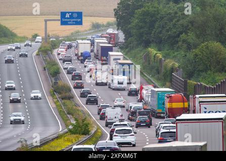 05. Juli 2024, Nordrhein-Westfalen, Königswinter: Zu Beginn der Sommerferien fahren zahlreiche Autos auf der Autobahn A3. Foto: Thomas Banneyer/dpa Stockfoto