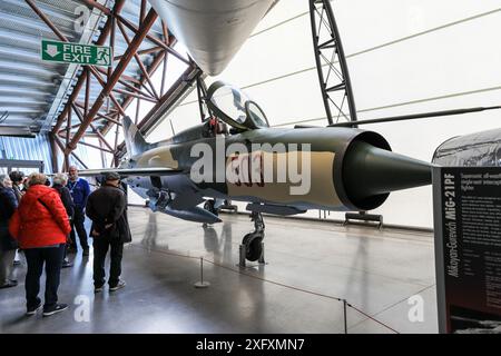 Mikoyan MiG-21PF Flugzeuge auf der National Cold war Exhibition im Royal Air Force Museum Midlands, Cosford, Shifnal, Shropshire, England, UK Stockfoto