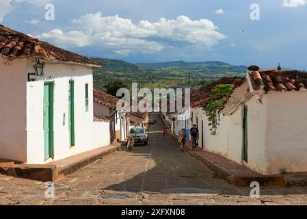 Barichara, Santander, Kolumbien; 25. November 2022: Die aus der Kolonialzeit gepflasterte Straße dieser touristischen Stadt wurde zum Nationaldenkmal erklärt Stockfoto