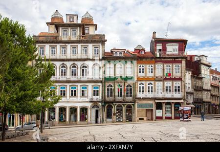 Guimaraes, Portugal - 19. Juni 2024: Historischer Strassensandplatz im mittelalterlichen Guimaraes, der ersten Hauptstadt Portugals Stockfoto