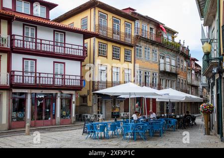 Guimaraes, Portugal - 19. Juni 2024: Historische, enge Straße und Platz im mittelalterlichen Guimaraes, der ersten Hauptstadt Portugals Stockfoto