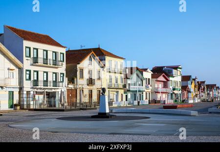 Costa Nova, Portugal - 21. Juni 2024: Bunt gestreifte Häuser namens Palheiros mit roten, blauen und grünen Streifen Stockfoto